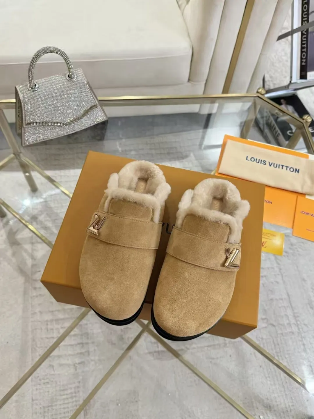 p600✨ LV Couple’s Wool Slippers｜Full of high-end feel, the soles of your feet are luxurious✨ We have achieved the ultimate restoration of the "higher version" of this pair of LV classic toe-toe slippers! 👫💫 🌟 The core advantages are clear at a glance: ✔️ Original jacquard + cowhide fabric, delicate texture, high-end at first glance; ✔️ 280% pure wool lining, wearing barefoot is like stepping on clouds ☁️, soft and skin-friendly and not sweaty; ✔️ Non-slip rubber bottom + three-dimensional toe design, super stable for walking, fashionable and practical!  👀 Must-have attention to detail: Belt buckle + classic LV presbyopic elements, revealing the aura of a big-name brand in a low-key manner ~ Whether it is a couple dating or a trip with besties, both of them are the focus when they go out👟💖 ✨ Easily match the wardrobe: jeans + sweaters, lazy and casual style ✔️ Coat + skirt, refined and elegant ✔️ One pair of shoes can handle a variety of styles, and the sense of luxury is never artificial ~ #LV slippers #couple outfit #High-End Customization #Quality Shoes Recommendation Fabric: Yangjing/classic jacquard fabric Lining: Imported wool lining Sole: Original rubber sole Size: Female 35-41 Male 38-46